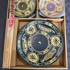 新品未使用伝統的な模様の皿と箸のセットの画像