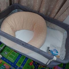 【今週中のみ出品】ベビーベッド 敷布団と授乳クッション付きの画像