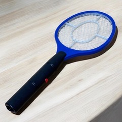 【新品】電撃殺虫ラケット 蚊取り器 乾電池式 ラケット型 害虫駆...