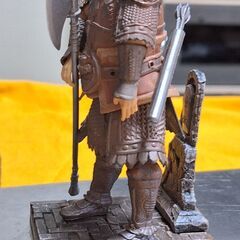 水滸伝 天空星 急先鋒 索超のフィギュアと晁蓋・関勝の京劇お面3点セットの画像