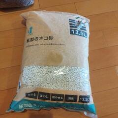 【予約済み】カインズ・紙製のネコ砂 x2、猫のエサの画像