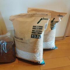 【予約済み】カインズ・紙製のネコ砂 x2、猫のエサの画像