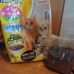 【予約済み】カインズ・紙製のネコ砂 x2、猫のエサの画像