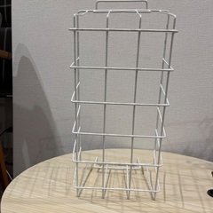 ホワイトのメタルワイヤーストレージバスケット　小物収納カゴの画像