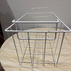 ホワイトのメタルワイヤーストレージバスケット　小物収納カゴの画像
