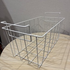 ホワイトのメタルワイヤーストレージバスケット　小物収納カゴ