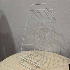 ホワイトのメタルワイヤーストレージバスケット　小物収納カゴの画像