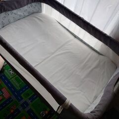 【今週中のみ出品】ベビーベッド 敷布団と授乳クッション付きの画像