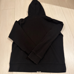 H&M 黒パーカーの画像