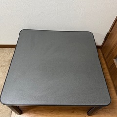 少し大きなテーブルの画像