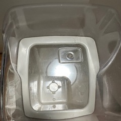 シンプルなデザインのヨーグルトメーカー、8Wの消費電力で家庭で手軽にヨーグルト作りが可能です。の画像
