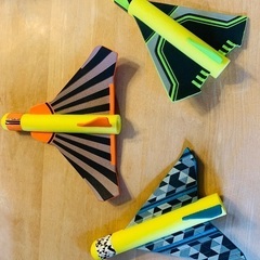 踏んで発射！空高く舞う、スタント飛行機セットの画像