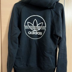 adidas パーカーの画像