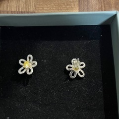 モアサナイト 花ピアス イエローの画像
