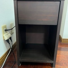 ベッドサイドテーブル