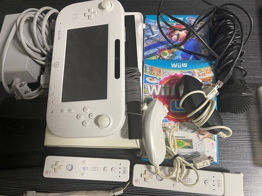 (中古品)Wii U 本体 ホワイト Wiiリモコン/ソフト付き + マイク付き