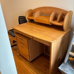 無垢学習机とIKEA回転イス

