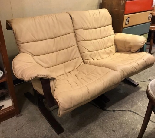 ベージュ 合成皮革 2人掛けソファ　富士ファニチァ