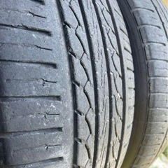 自動車タイヤの画像