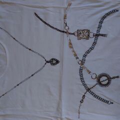 白いシャツの画像