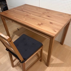 IKEA の食卓、椅子4、座布団4のセット 