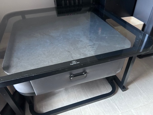 ガラスのテーブル