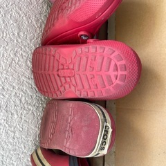 crocs サンタルの画像