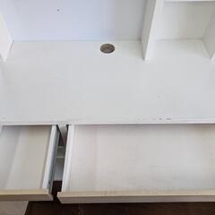 収納多数＋電源確保しやすいデスクの画像