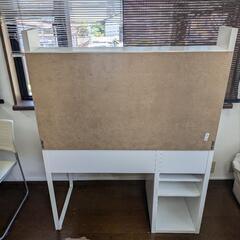 収納多数＋電源確保しやすいデスクの画像