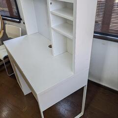 収納多数＋電源確保しやすいデスクの画像