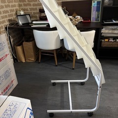 チラシ、パンフレットラックの画像
