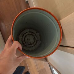 ゴミ箱（それなりに使用感あり）の画像