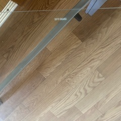 ガラスローテーブルの画像