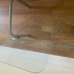 ガラスローテーブルの画像