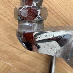 壁付けの水栓の画像