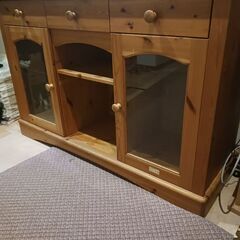 木製の欧風のキャビネット(135×90×45)