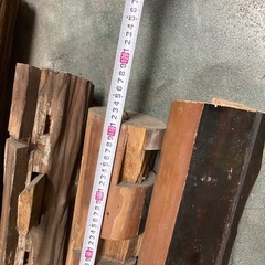 無料です！長さ110〜130cmほどの材木の画像