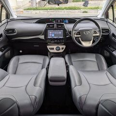 ★上級！禁煙車！TSS！プリウス【Sツーリングセレクション】レザーシート！9インチナビ！ETC！Bカメラ！LEDライト！Bluetooth！フルセグ★の画像