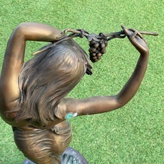 ブロンズ像　葡萄をかざした少女　大サイズの画像