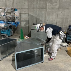 現場におけるダクト制作取り付け工事の画像