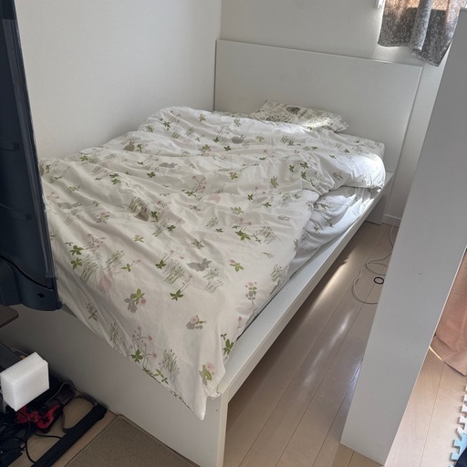 ikea セミダブル　ベッドと布団ベッド