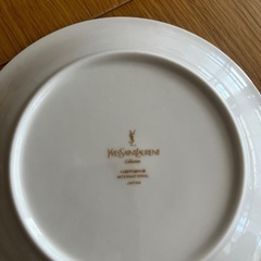 イヴ・サンローランのお皿の画像