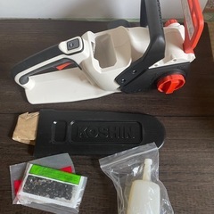 工進(KOSHIN) 18V 2.0Ah 充電式 洗浄機 ガンタイプ SJC-1820 バッテリー・充電器付 コードレス ショートガン 軽量 コンパクト 自吸 水道直結 洗車 ベランダ 清掃 ホワイト、工進(KOSHIN) 18V 2.0Ah 充電式 チェンソー SCS-1820R バッテリー・充電器付 リアハンドル 細枝 太枝 万能 自動 注油 白・黒ブラックの画像