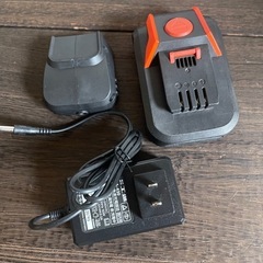 工進(KOSHIN) 18V 2.0Ah 充電式 洗浄機 ガンタイプ SJC-1820 バッテリー・充電器付 コードレス ショートガン 軽量 コンパクト 自吸 水道直結 洗車 ベランダ 清掃 ホワイト、工進(KOSHIN) 18V 2.0Ah 充電式 チェンソー SCS-1820R バッテリー・充電器付 リアハンドル 細枝 太枝 万能 自動 注油 白・黒ブラックの画像