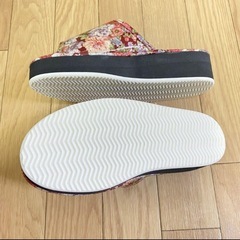 健康サンダル　赤系　花柄　薔薇　厚底　女性用Mサイズ　猫の画像