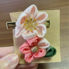 つまみ細工　桃のヘアクリップとブローチ