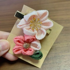 つまみ細工　桃のヘアクリップとブローチの画像