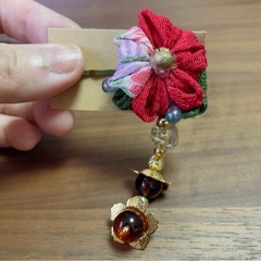 つまみ細工　椿のヘアピン　ハンドメイド　ちりめん