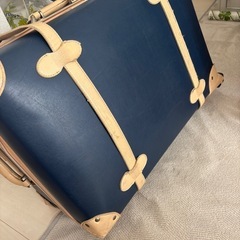可愛いレトロなスーツケース