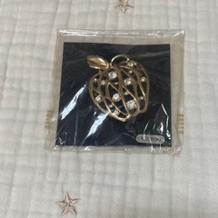 岡山市◎新品未使用 りんご型 ラインストーン ブローチ ゴールド  の画像